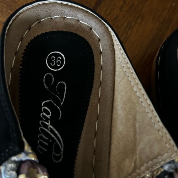 Beautiful Sandals - Picture 3 of 3